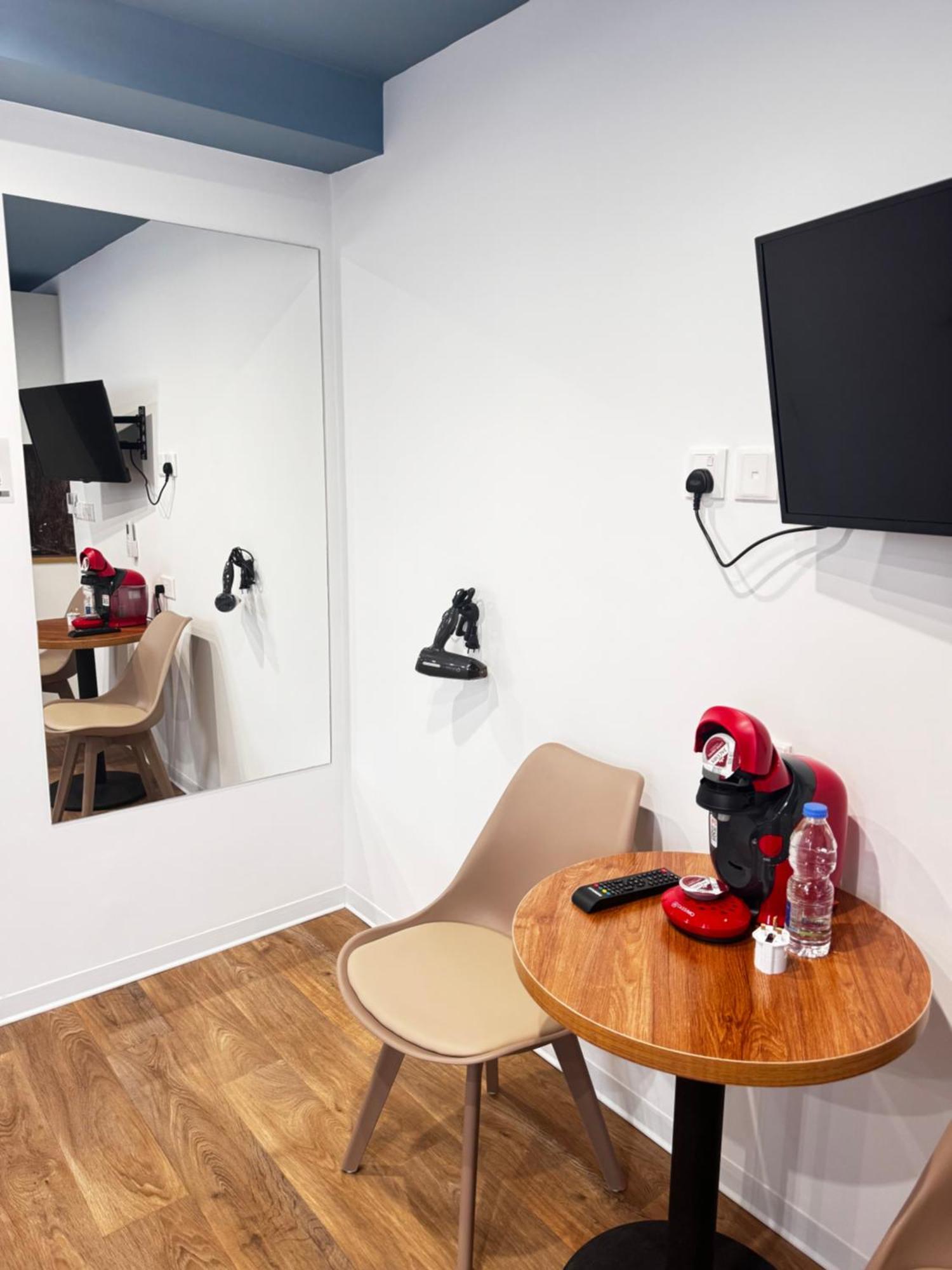 Modern Nr6 Private Kitchenette And Bathroom